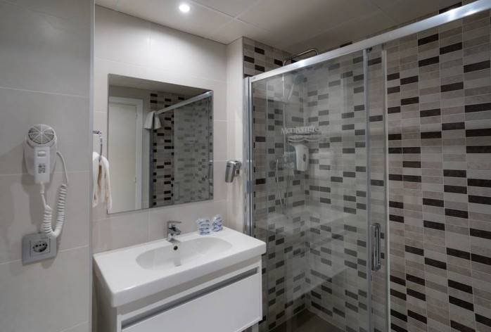 Bathroom monterrey hotel platja daro